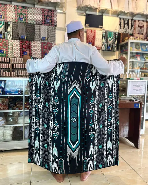 Kois Batik - Sarung Batik Pria Dewasa Goyor Adem Dipakai Motif abusyam